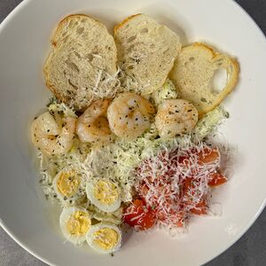 Салат Цезарь с креветками 