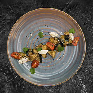 Хрустящие баклажаны в пикантном соусом с сыром рикотта и помидорками черри