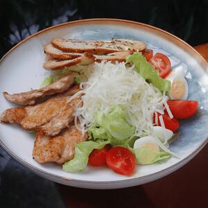 Цезарь с цыпленком и выдержанным сыром