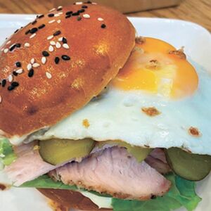 Бриошь с нежной индейкой, маринованными огурцами и яйцом