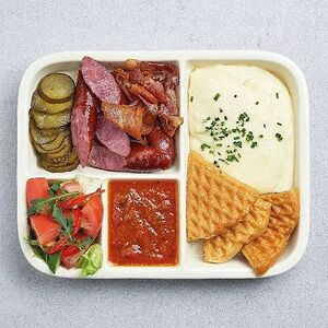 Норвежский бенто с колбасками и беконом