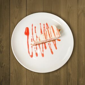 Пироженное с сыром и клубничным десертным соусом