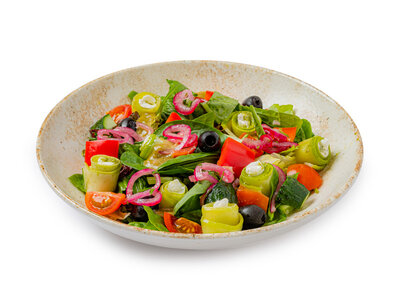 Греческий салат с рулетиками из цукини