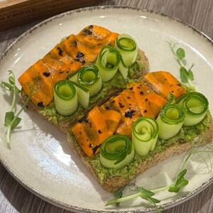 Авокадо-тосты с Veg лососем 