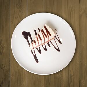 Пироженное с сыром и шоколадным десертным соусом