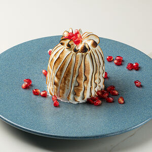 Обожженная меренга с гранатовым мороженым