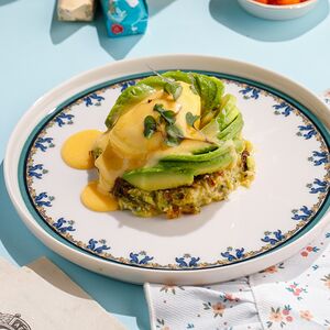 Оладушка из кабачка с авокадо и яйцом пашот
