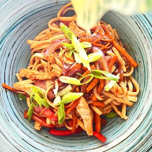 Лапша удон со свининой и соусом унаги