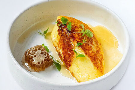 Жареный халуми с сотами меда