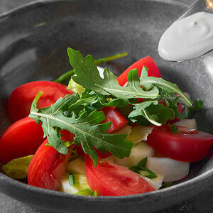 Салат из свежих овощей и зелени со сметаной