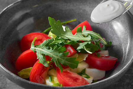 Салат из свежих овощей и зелени со сметаной