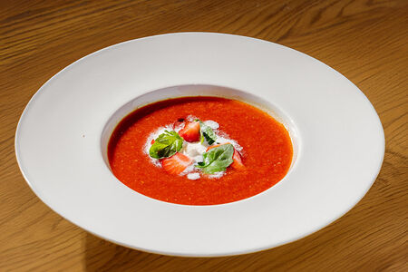 Гаспачо с креветками и копчёной страчателлой