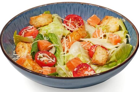 Салат Цезарь с семгой слабого посола