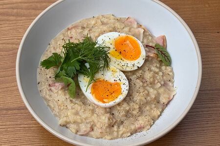 Овсянка Карбонара с яйцом медиум и пармезаном 