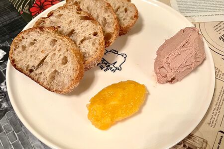 Паштет из утки, теплый багет, джем