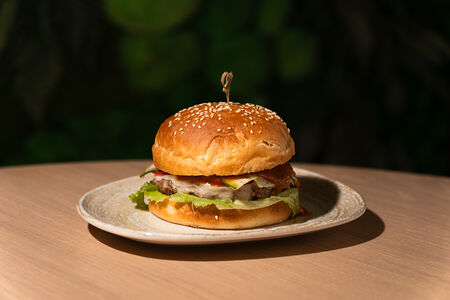 Бургер с говяжьей котлетой