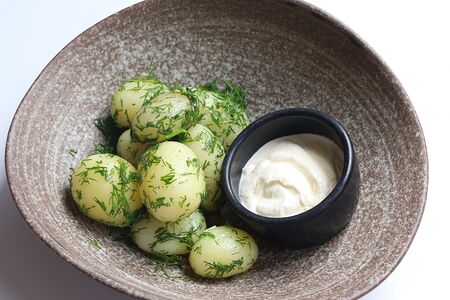 Молодой картофель с укропом, сливочным маслом и домашней сметаной