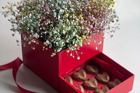 Подарочная шкатулка с гипсофилой и дубайским шоколадом №3