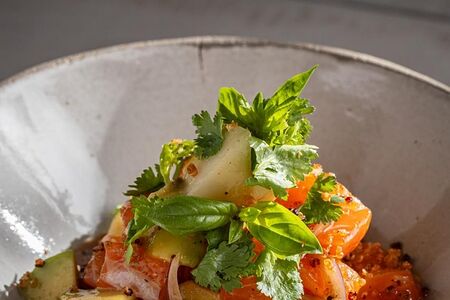 Тар тар из лосося, дыня, киноа, соус шисо