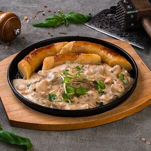 Картофельные колбаски из печи с курицей, луком, грибами и сливочным соусом