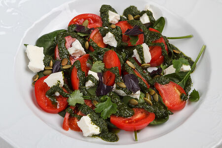 Салат из сладких томатов с сыром и песто из цицмати