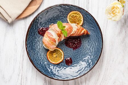 Филе куриное с творожным сыром в сырокопченом беконе с малиновым соусом