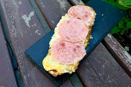 Бутер с ветчиной и сыром