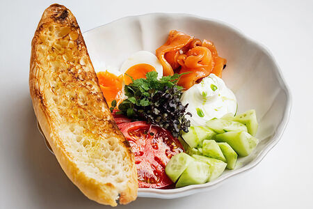 Багет с лососем, томатами и каймаком