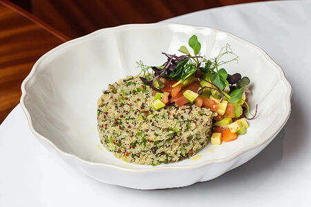 Киноа-салат, крем из авокадо и томаты