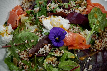 Салат с лососем и киноа