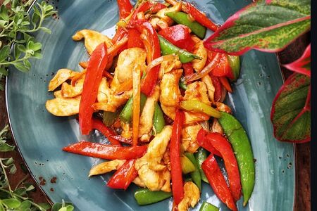 Вок с курицей в китайском устричном соусе, с бадьяном, болгарским перцем и чесноком