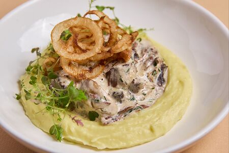 Томленая телятина в сливочном соусе