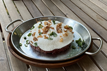 Тартар с муссом из пармезана и луком фри