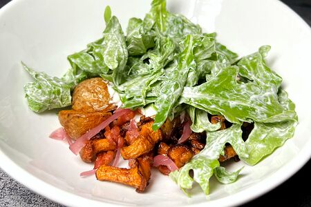 Теплый салат с лисичками и беконом