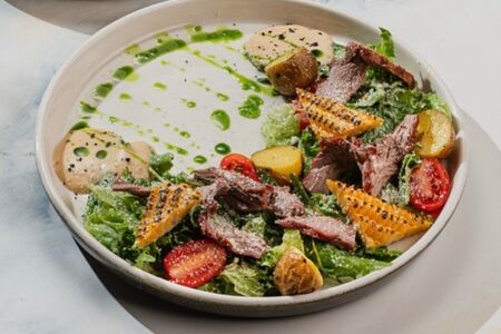 Салат с ростбифом, кукурузой гриль и картофелем