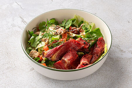 Салат с пастрами из говядины и печеными вешенками