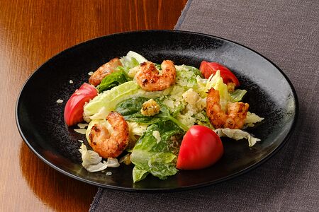 Салат Цезарь с тигровыми креветками