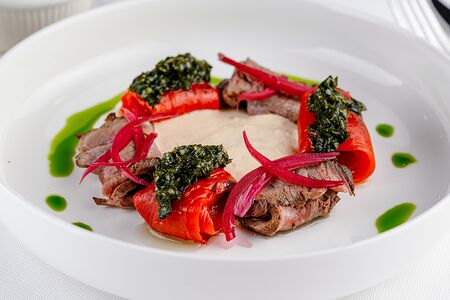 Маринованная говядина с печеным перцем и соусом тоннато