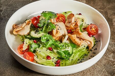 Мангал-салат с кальмарами и свежими овощами