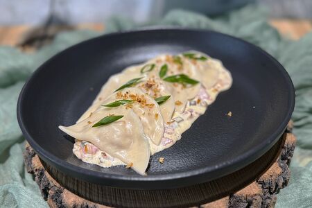 Вареники с картофелем и грибами в соусе Карбонара