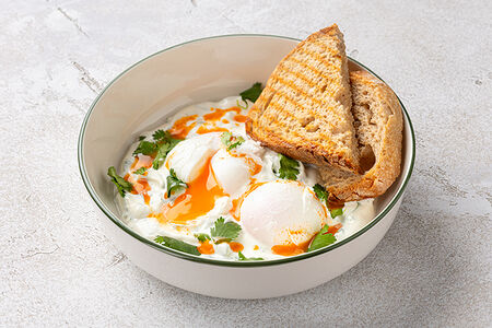 Турецкий завтрак с яйцами пашот и мятным кремом