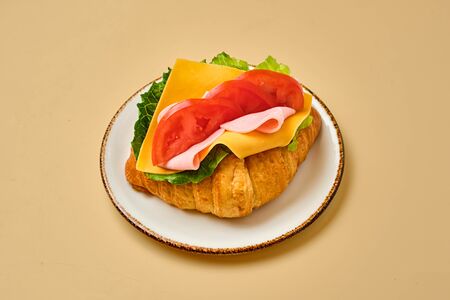 Круассан с сыром и ветчиной