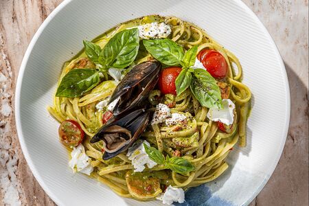 Паста с морепродуктами под соусом песто