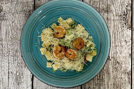 Салат Цезарь с королевскими креветками