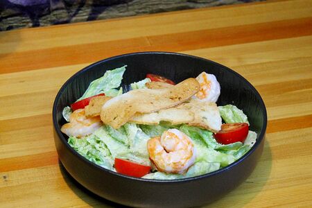 Салат Цезарь с креветками