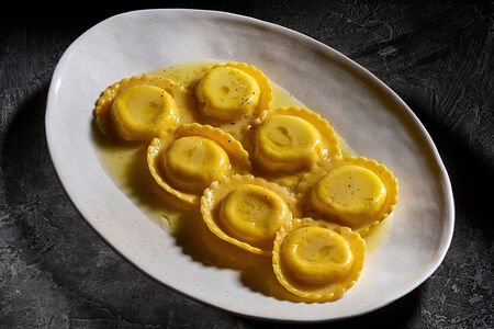 Равиоли со страчателлой, черный трюфель 