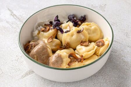 Пельмени с говядиной и грибным соусом