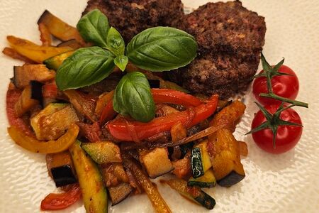 Котлеты из ягненка с овощным рататуем