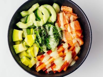 Поке с лососем в манго соусе