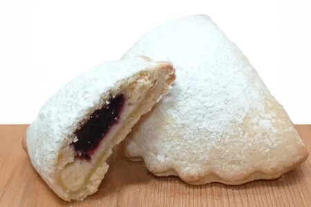 Сочень с творогом и чёрной смородиной